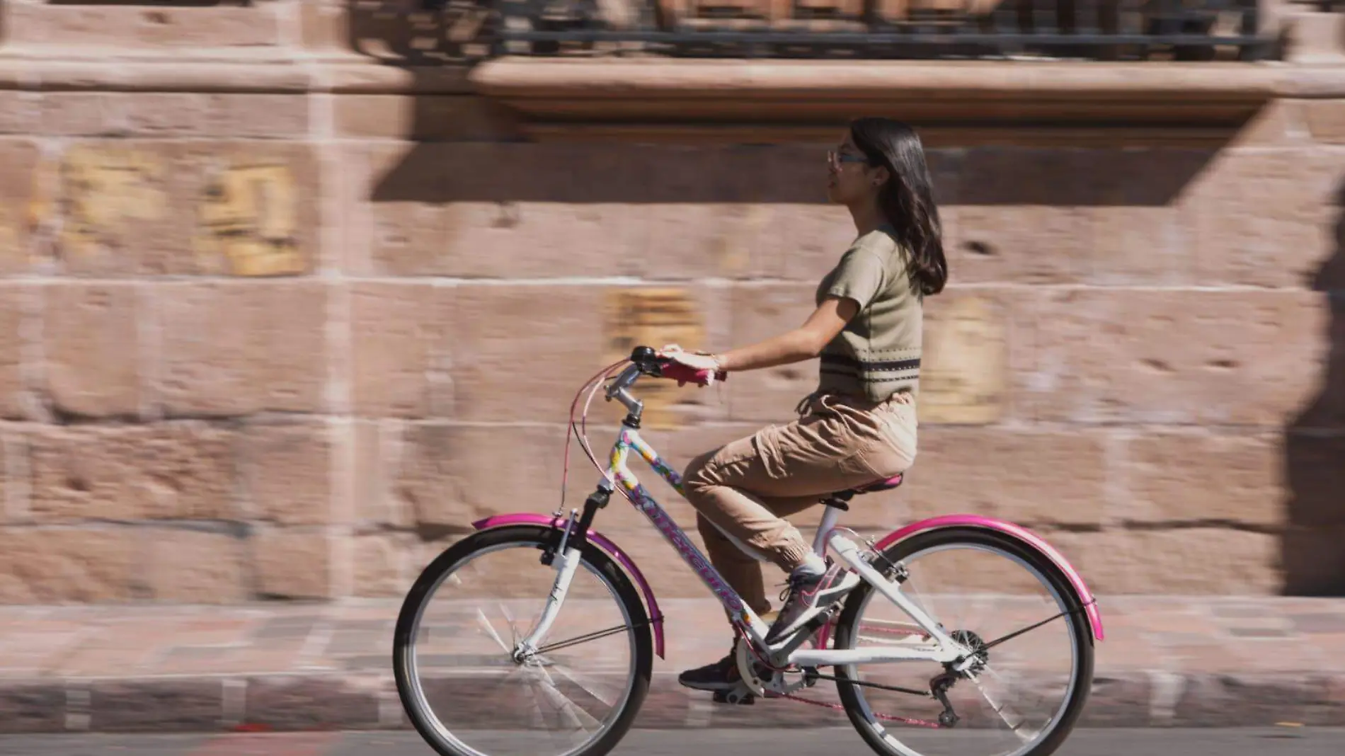 Mujer en bicicleta sobre la avenida Madero